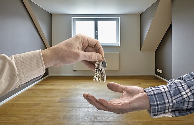 Echange des clefs d'une maison entre un vendeur et un acheteur